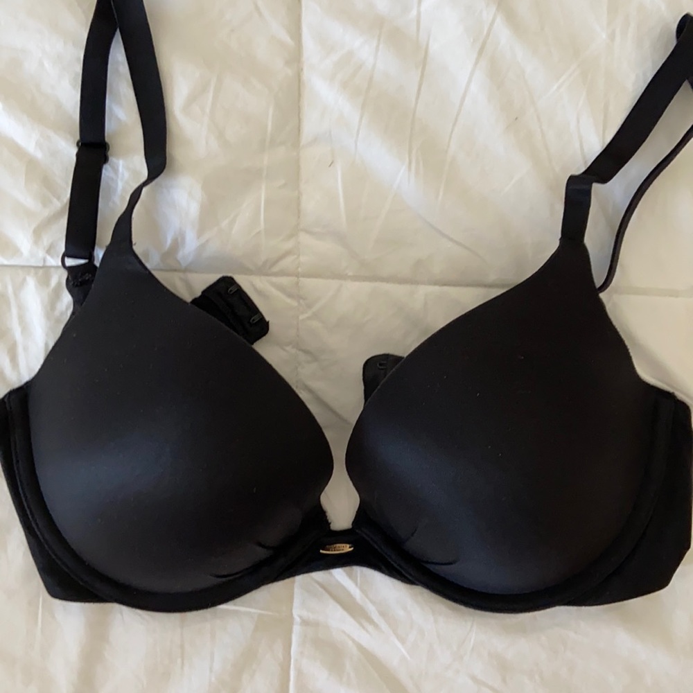 VS EUC 34D Black padded plunge back close